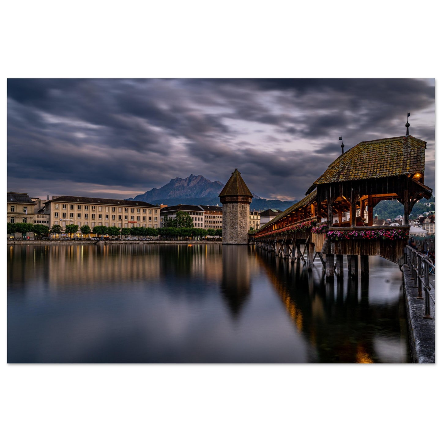 Kapellbrücke Luzern mit Pilatus am Abend als Forex-Druck