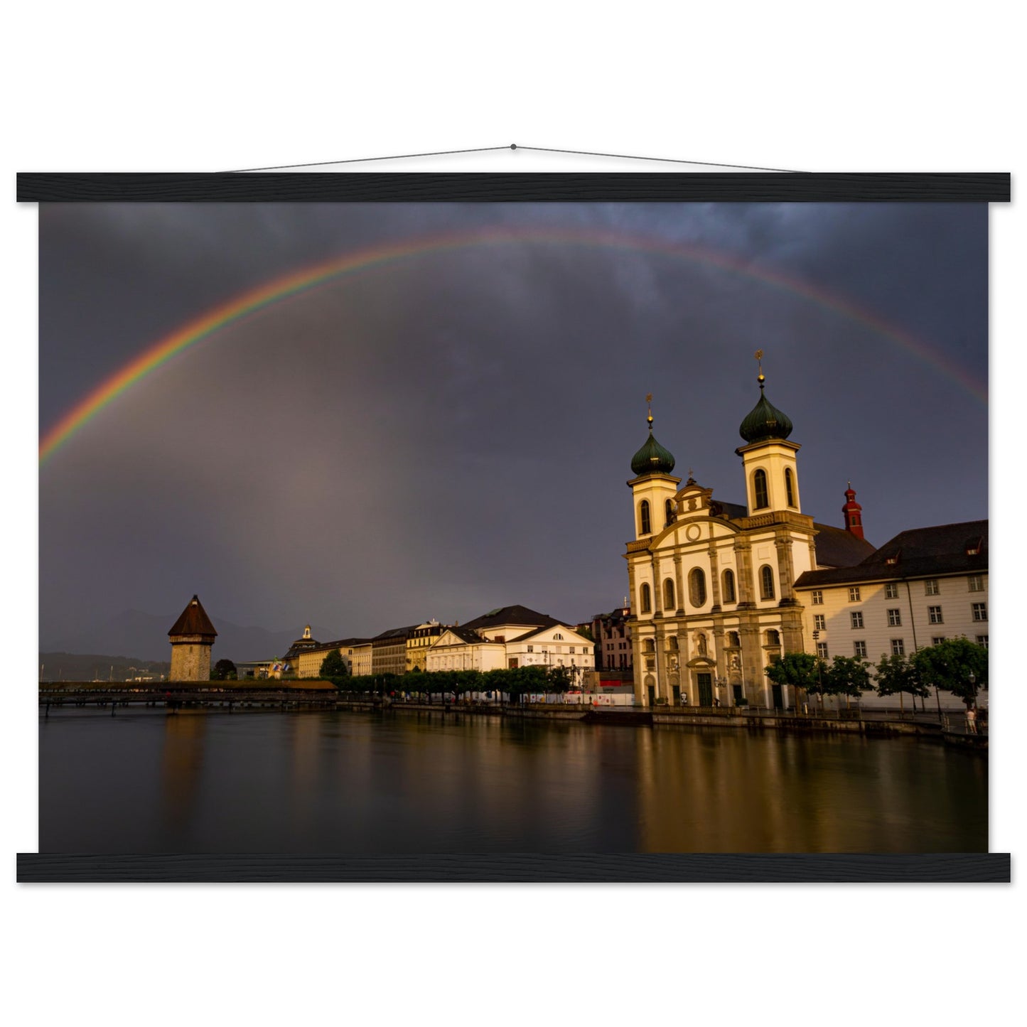 Regenbogen über Luzern Premium Poster mit Holzeisten