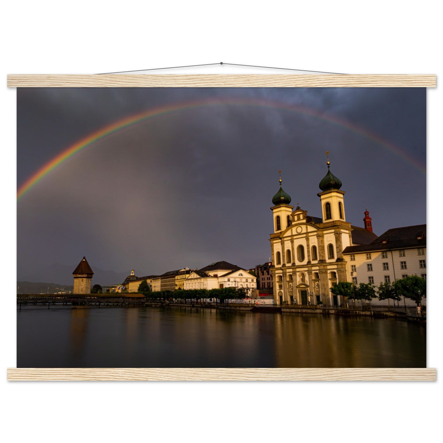 Regenbogen über Luzern Premium Poster mit Holzeisten