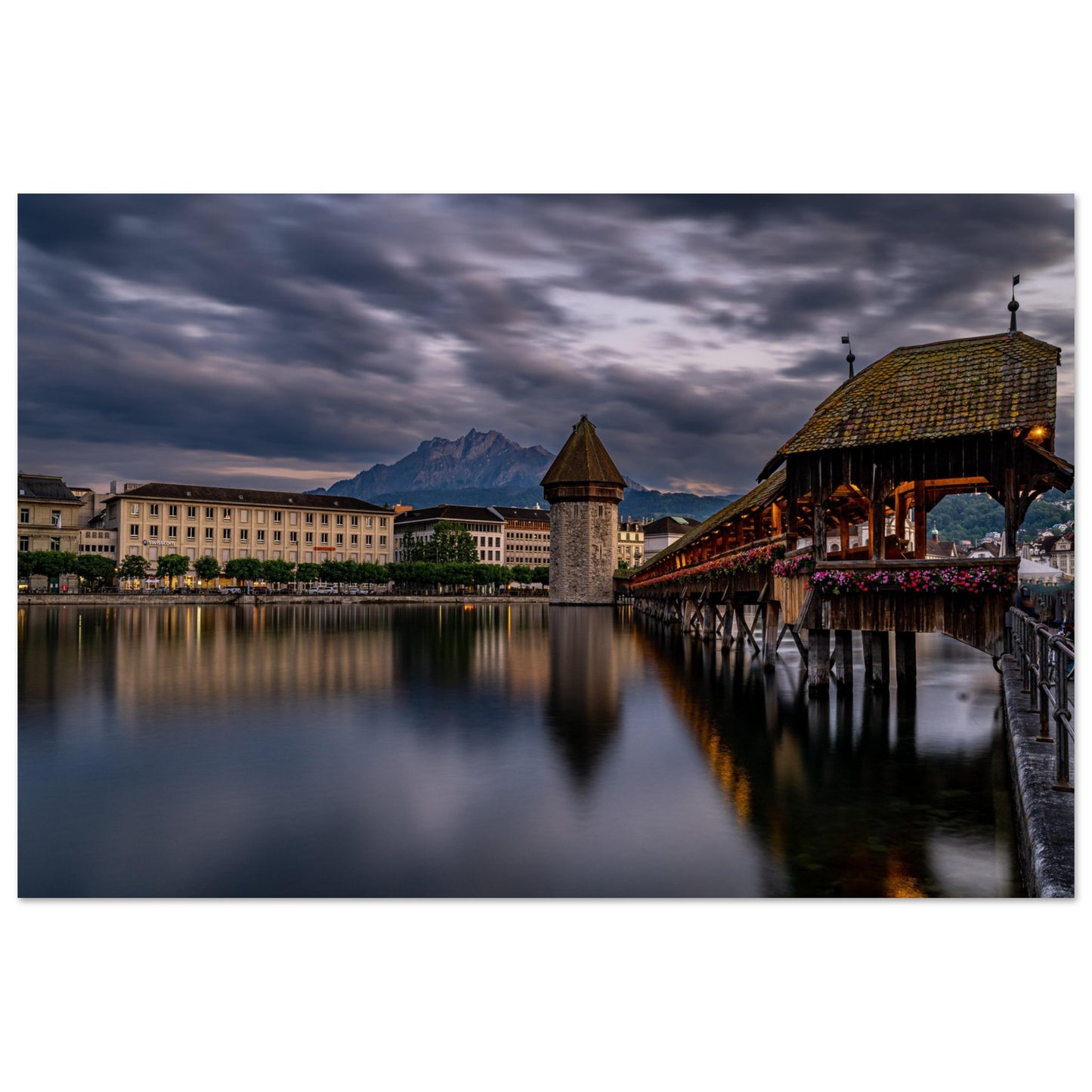 Kapellbrücke Luzern mit Pilatus am Abend als Forex-Druck