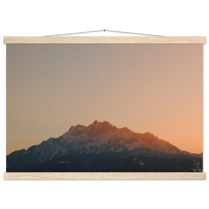 Schweizer Alpenzauber: Pilatus bei Sonnenuntergang - Premium Poster mit Holzeisten