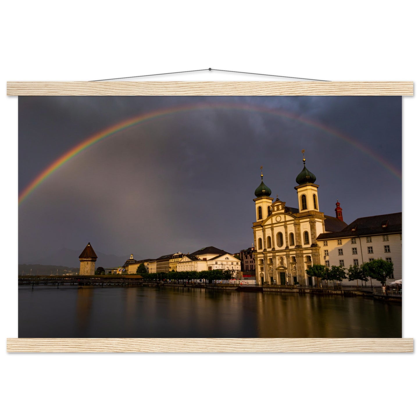 Regenbogen über Luzern Premium Poster mit Holzeisten