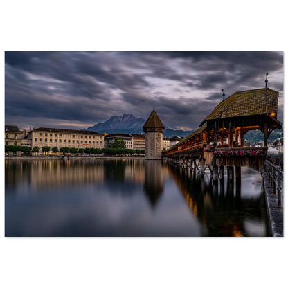 Kapellbrücke Luzern mit Pilatus am Abend als Forex-Druck