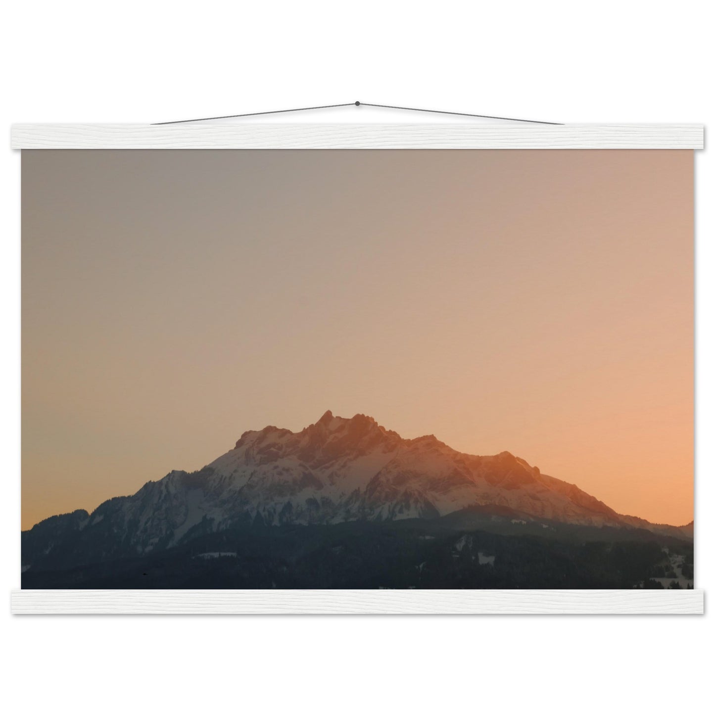 Schweizer Alpenzauber: Pilatus bei Sonnenuntergang - Premium Poster mit Holzeisten