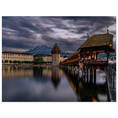 Kapellbrücke Luzern mit Pilatus am Abend als Forex-Druck