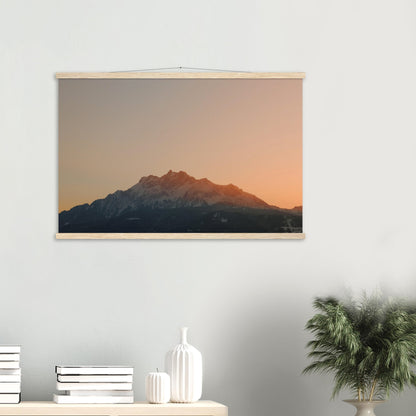 Schweizer Alpenzauber: Pilatus bei Sonnenuntergang - Premium Poster mit Holzeisten