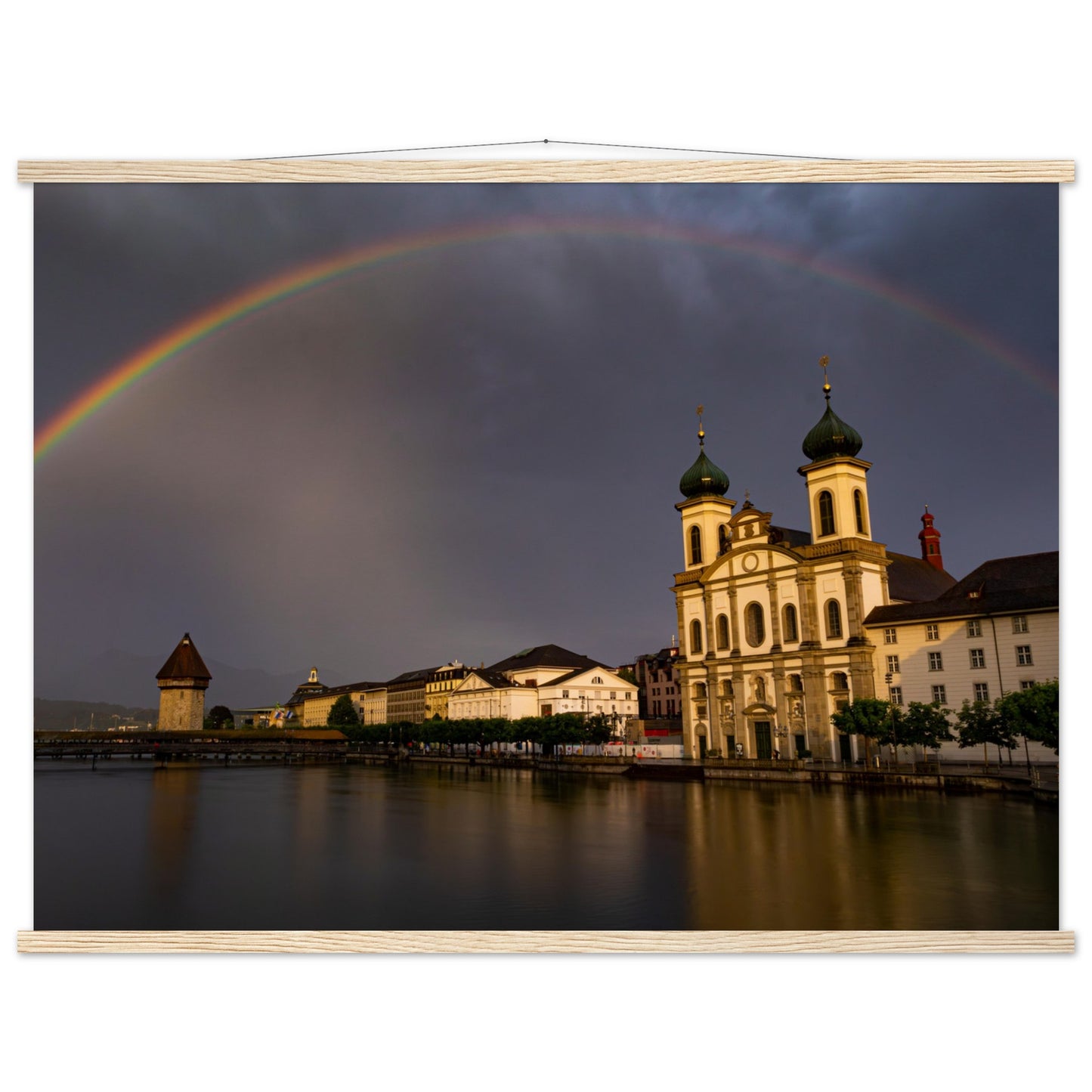 Regenbogen über Luzern Premium Poster mit Holzeisten