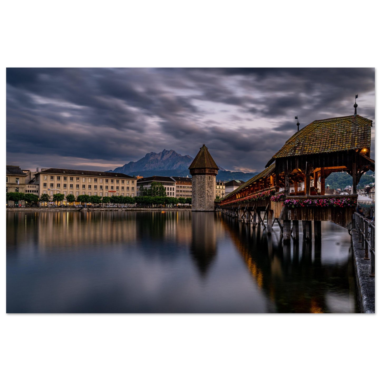 Kapellbrücke Luzern mit Pilatus am Abend als Forex-Druck