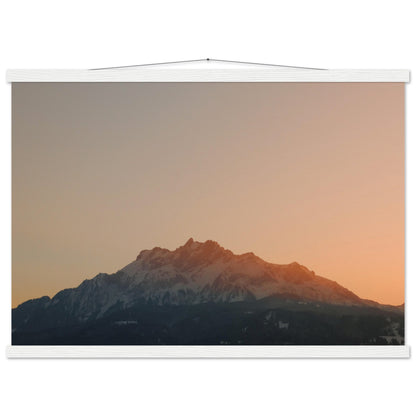 Schweizer Alpenzauber: Pilatus bei Sonnenuntergang - Premium Poster mit Holzeisten