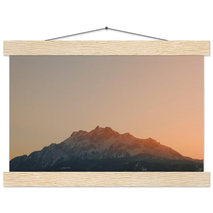 Schweizer Alpenzauber: Pilatus bei Sonnenuntergang - Premium Poster mit Holzeisten