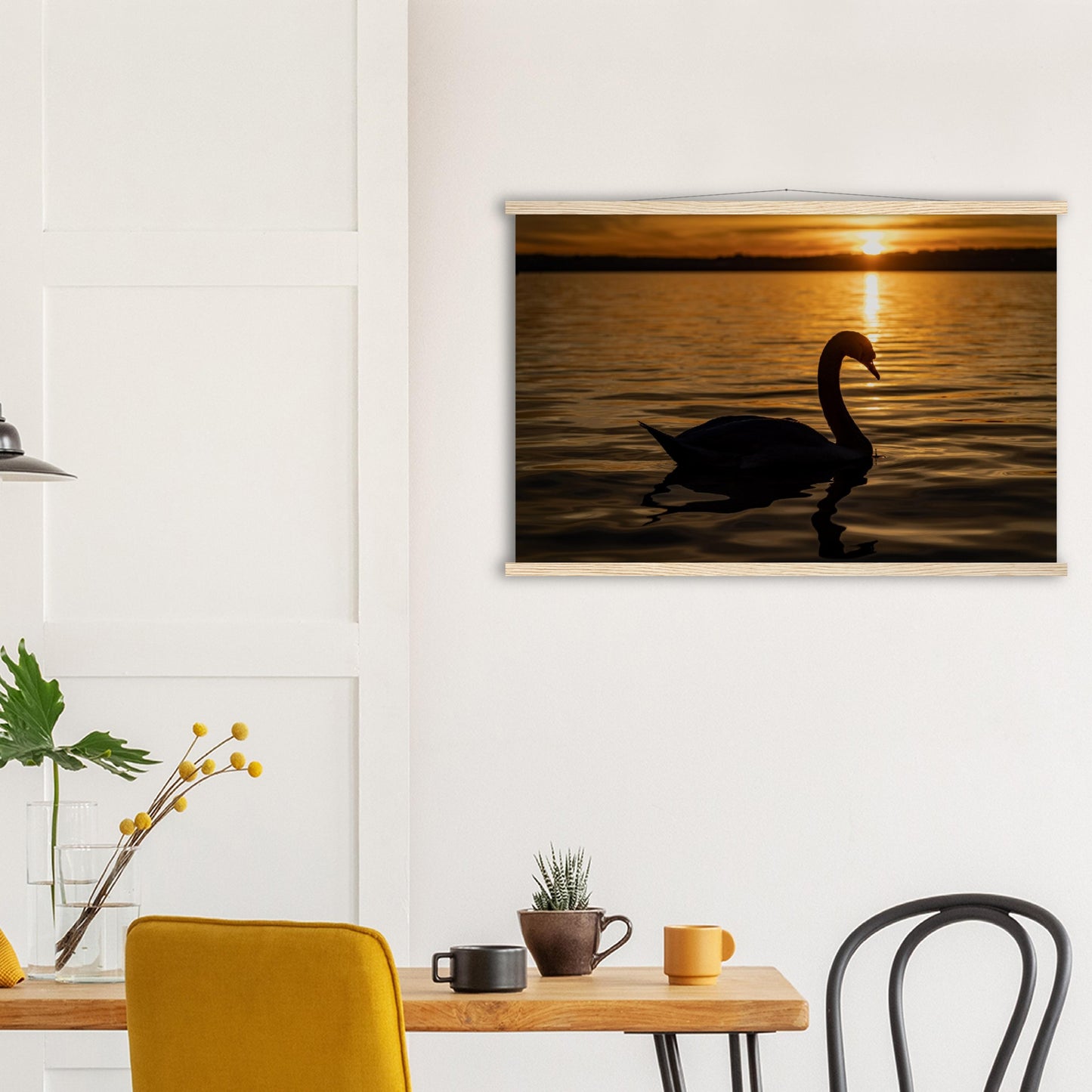 Schwan im Sonnenuntergang Premium Poster mit Holzeisten