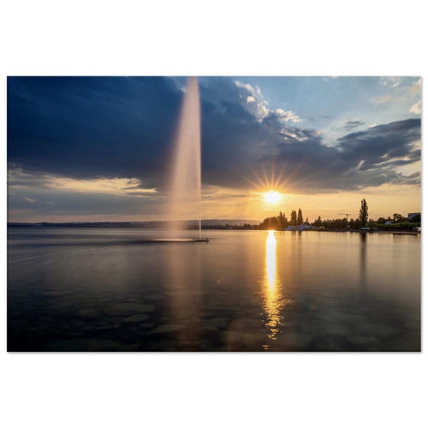 Leinwand Wasserfontäne am Zugersee bei Sonnenuntergang