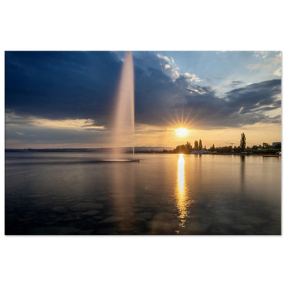 Leinwand Wasserfontäne am Zugersee bei Sonnenuntergang