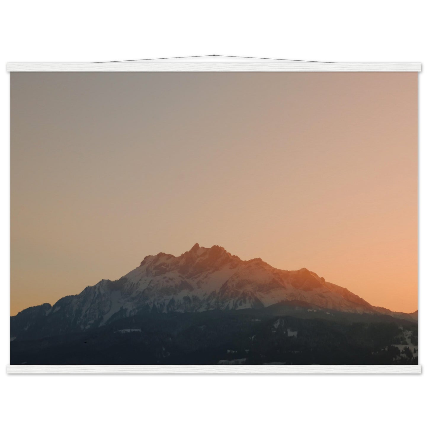 Schweizer Alpenzauber: Pilatus bei Sonnenuntergang - Premium Poster mit Holzeisten