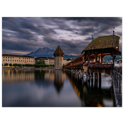 Kapellbrücke Luzern mit Pilatus am Abend als Forex-Druck