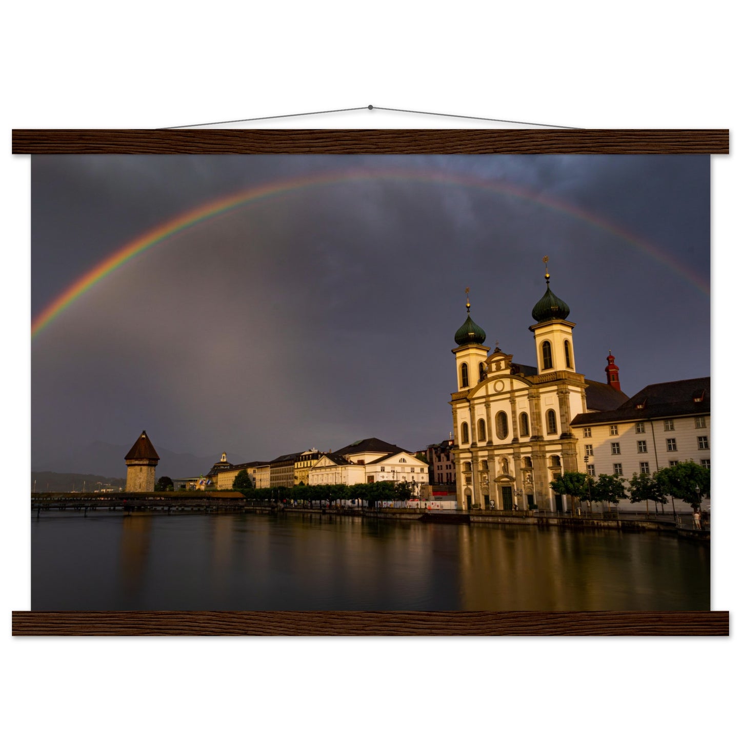 Regenbogen über Luzern Premium Poster mit Holzeisten