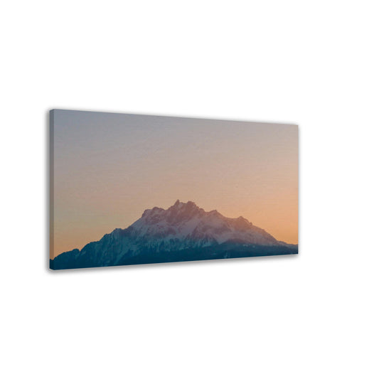 Schweizer Alpenzauber: Pilatus bei Sonnenuntergang - Leinwand