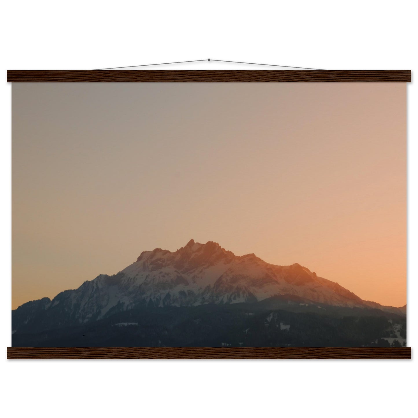 Schweizer Alpenzauber: Pilatus bei Sonnenuntergang - Premium Poster mit Holzeisten