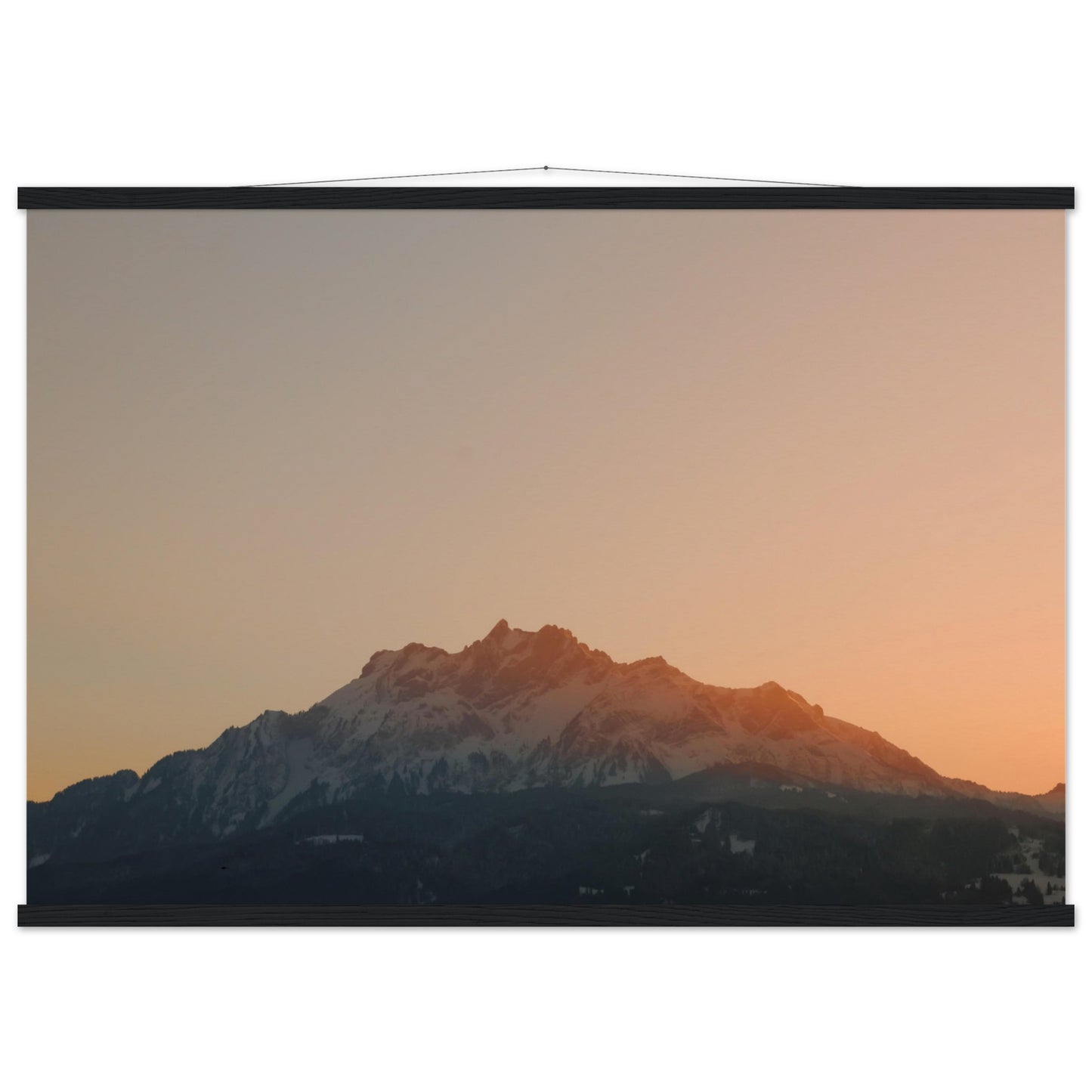 Schweizer Alpenzauber: Pilatus bei Sonnenuntergang - Premium Poster mit Holzeisten