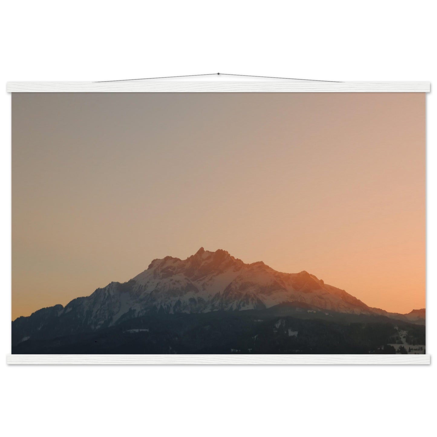 Schweizer Alpenzauber: Pilatus bei Sonnenuntergang - Premium Poster mit Holzeisten