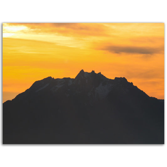 Pilatus mit gelb / orangem Himmel - Forex-Druck