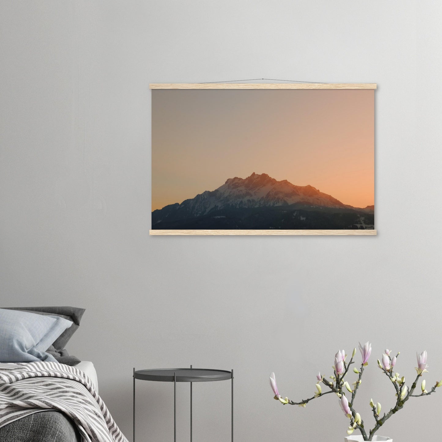 Schweizer Alpenzauber: Pilatus bei Sonnenuntergang - Premium Poster mit Holzeisten