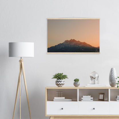 Schweizer Alpenzauber: Pilatus bei Sonnenuntergang - Premium Poster mit Holzeisten