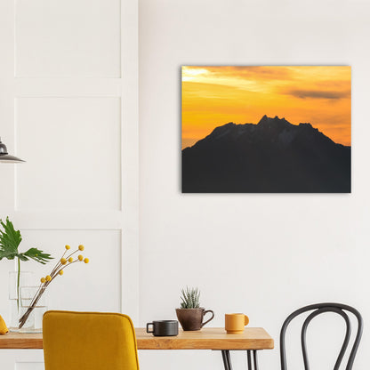 Pilatus mit gelb / orangem Himmel - Forex-Druck