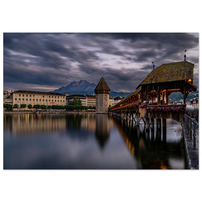 Kapellbrücke Luzern mit Pilatus am Abend als Forex-Druck