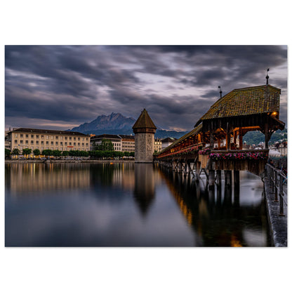 Kapellbrücke Luzern mit Pilatus am Abend als Forex-Druck