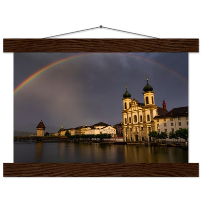 Regenbogen über Luzern Premium Poster mit Holzeisten