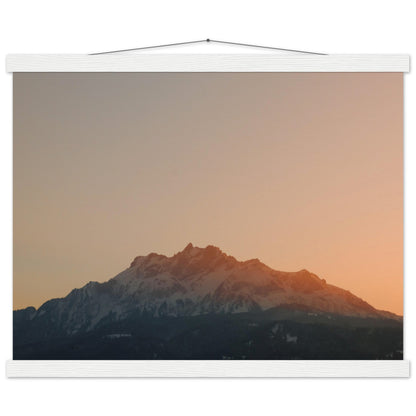 Schweizer Alpenzauber: Pilatus bei Sonnenuntergang - Premium Poster mit Holzeisten