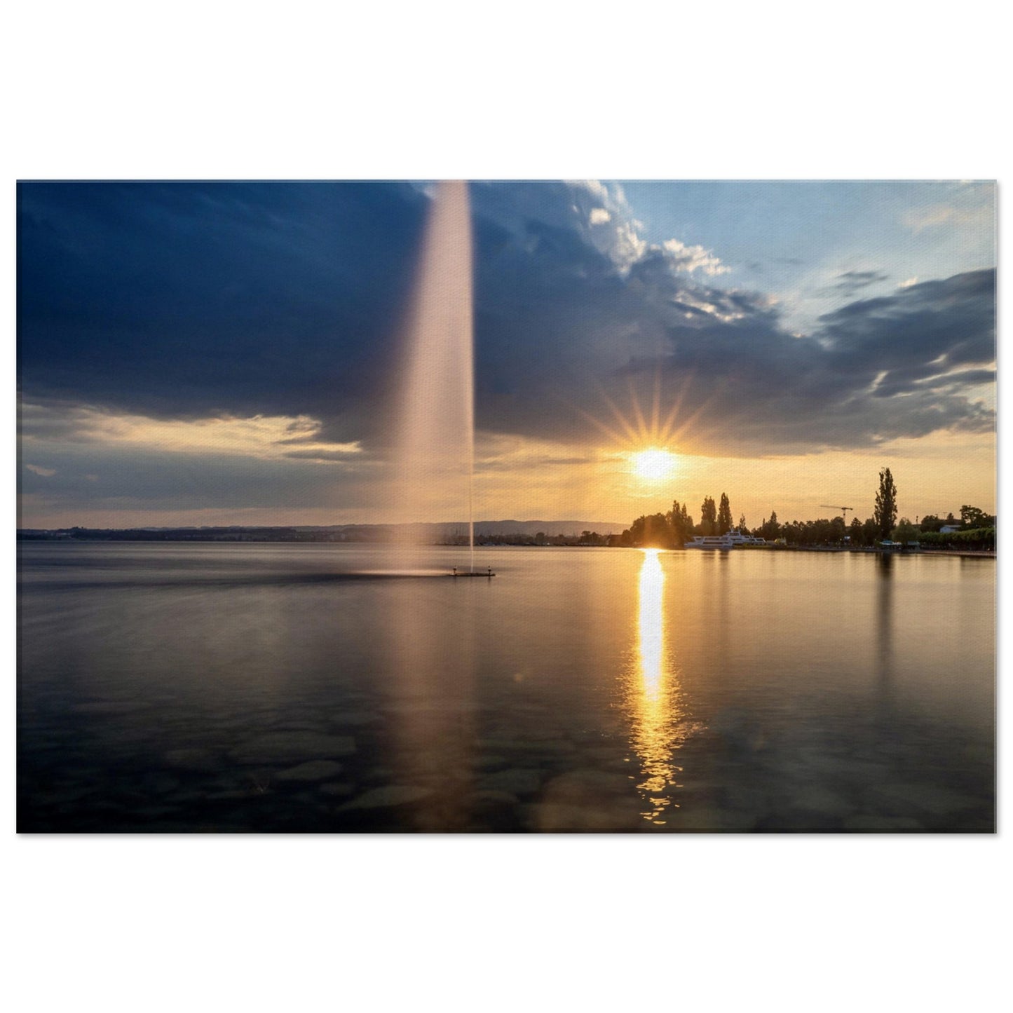 Leinwand Wasserfontäne am Zugersee bei Sonnenuntergang