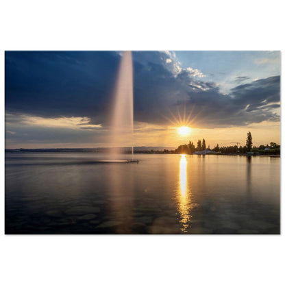 Leinwand Wasserfontäne am Zugersee bei Sonnenuntergang