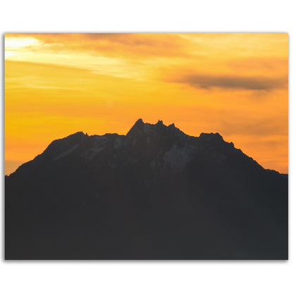 Pilatus mit gelb / orangem Himmel - Forex-Druck